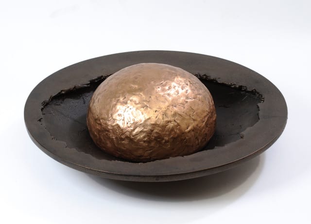 bronzen urn in schaal